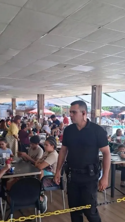 Segurança da Brilhante no salão de um evento cheio