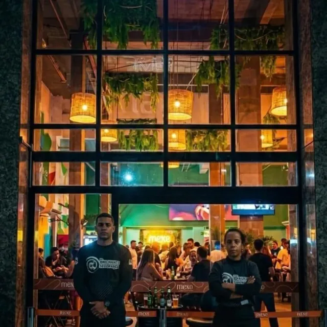 Equipe da Brilhante na porta de um bar em Goiânia, à noite