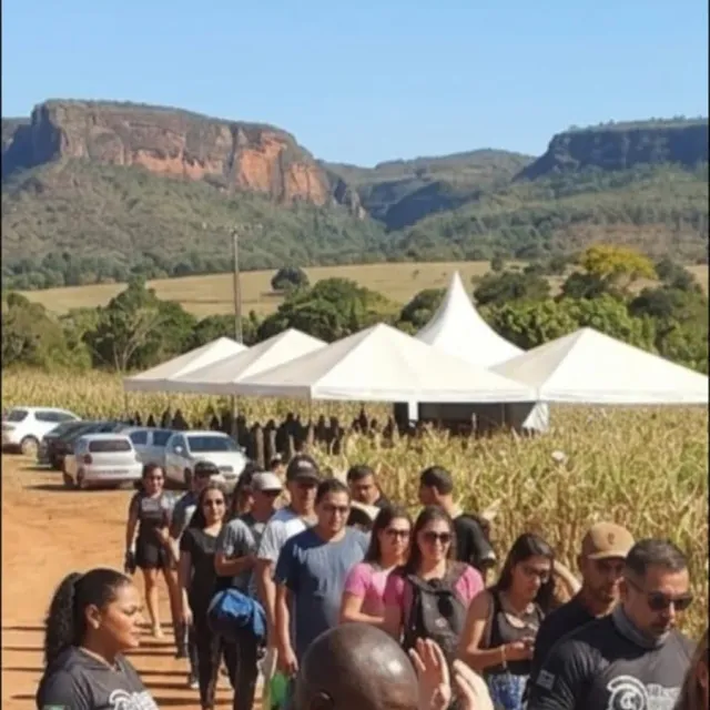 Equipe da Brilhante controlando a entrada de um evento ao ar livre, com fila de público
